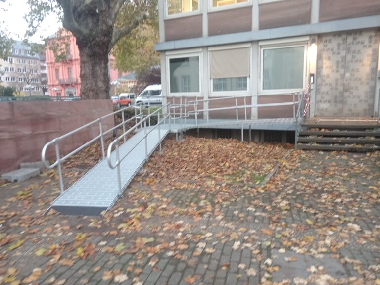 Barrierefreie Rollstuhlrampe vor Haus