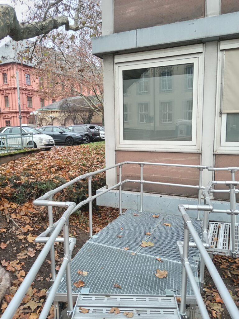 Barrierefreie Rollstuhlrampe vor Haus