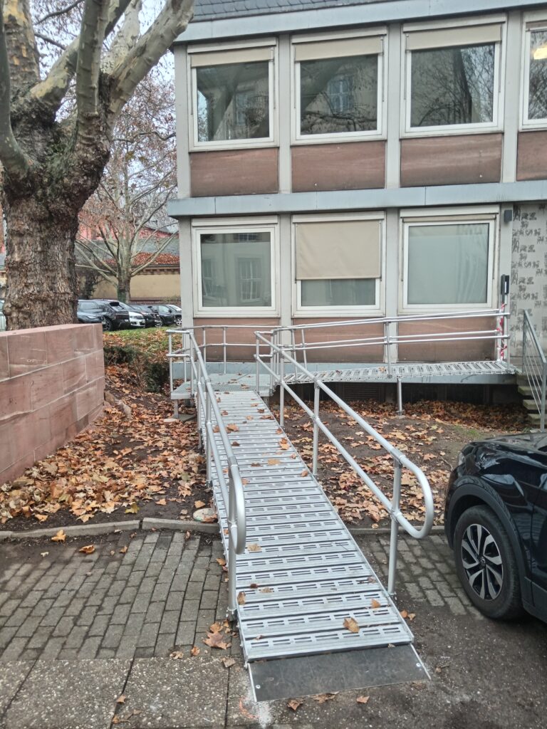 Barrierefreie Rollstuhlrampe vor Haus