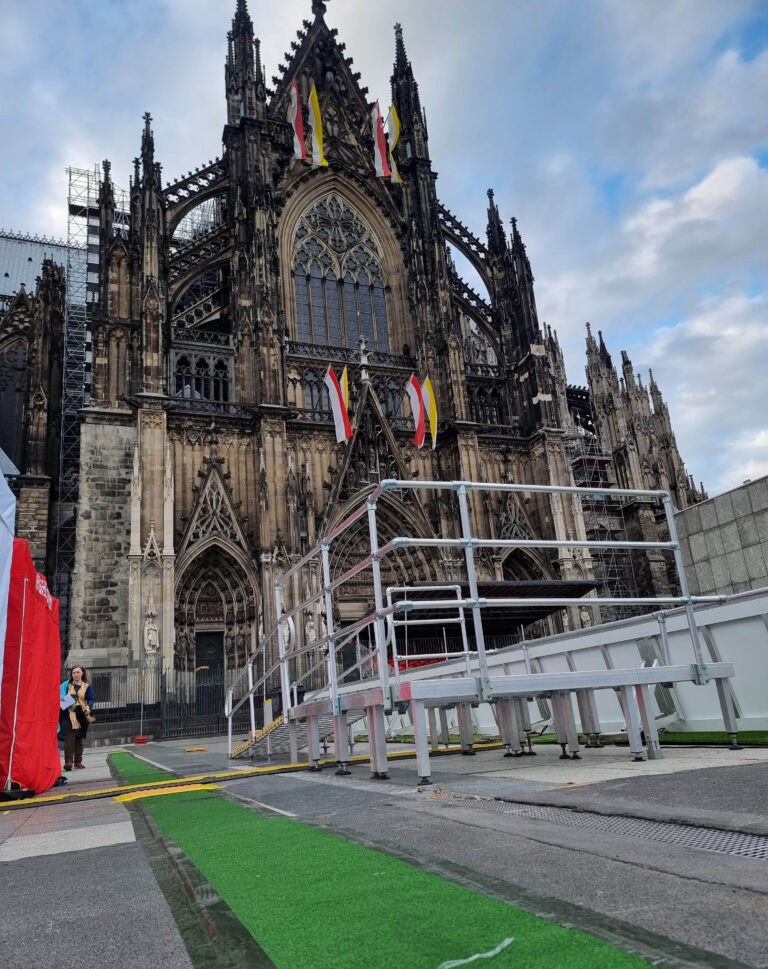 Barrierefreie Rollstuhlrampe am Kölner Dom