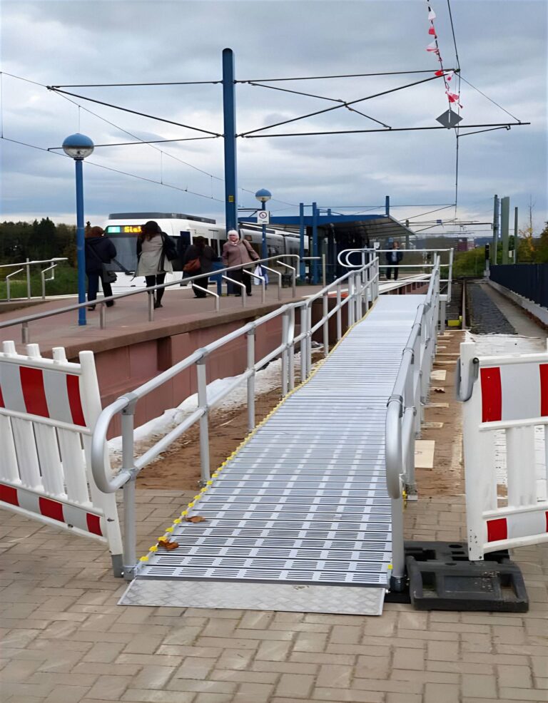 Barrierefreie Rollstuhlrampe an Bahnsteig