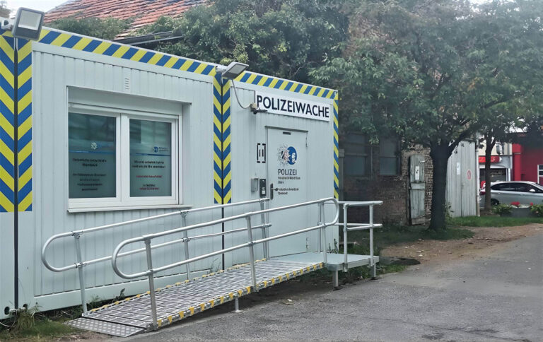 Barrierefreie Rollstuhlrampe vor Wachcontainer