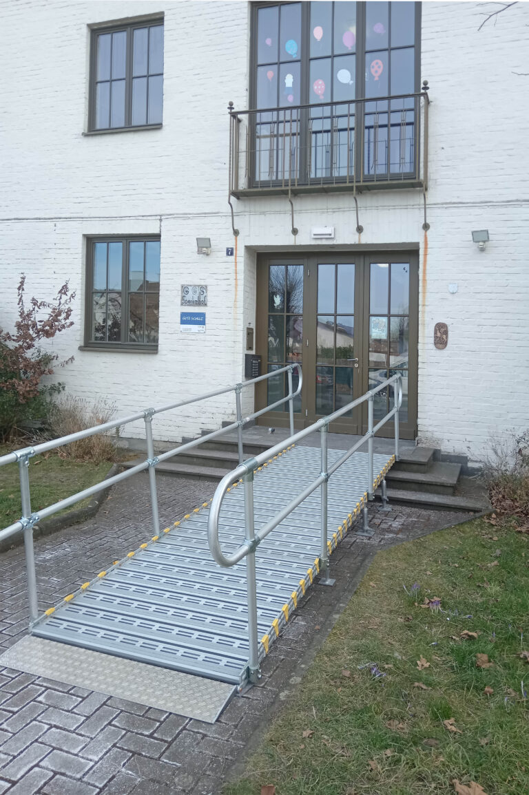 Barrierefreie Rollstuhlrampe vor Wahllokal