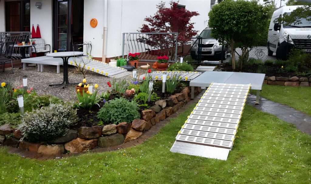 Barrierefreie Rollstuhlrampe im Garten zur Terrasse